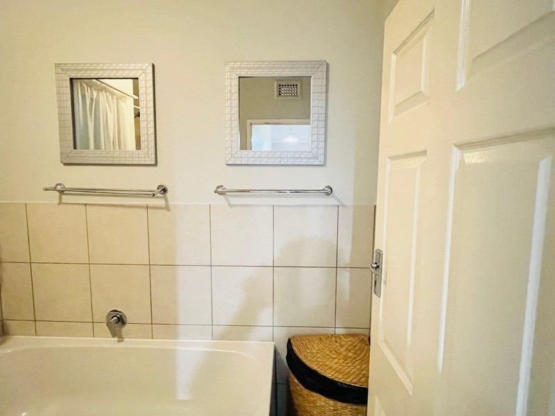 Beautifully Renovated Top-Floor 2 Bedroom Apartment – Move-In Ready - Photo 5