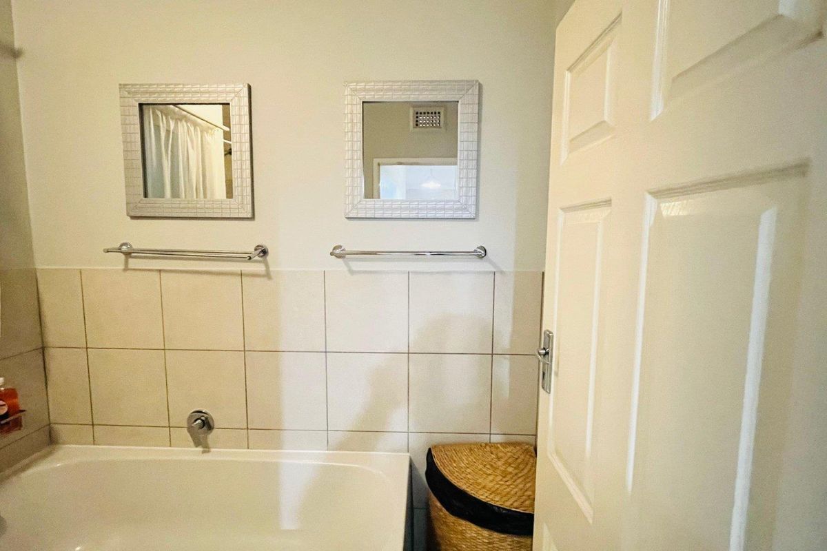 Beautifully Renovated Top-Floor 2 Bedroom Apartment – Move-In Ready - Photo 5