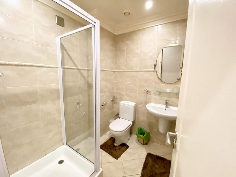 Fully furnished apartment with lovely sea views - 24hr security, pool and gym - Photo 6