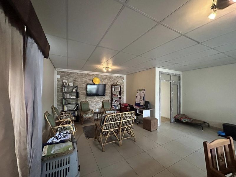 Welcome to a spacious and well-maintained property in Windhoek West - Photo 2