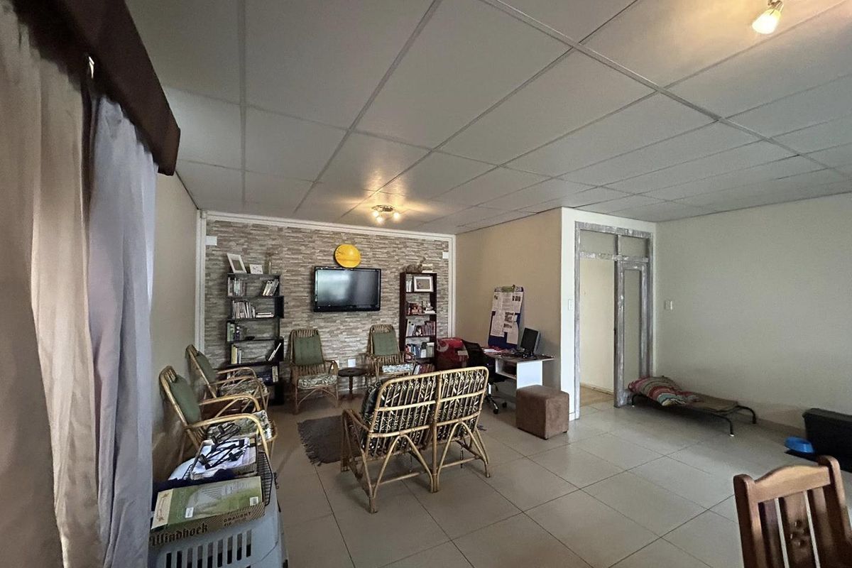 Welcome to a spacious and well-maintained property in Windhoek West - Photo 2