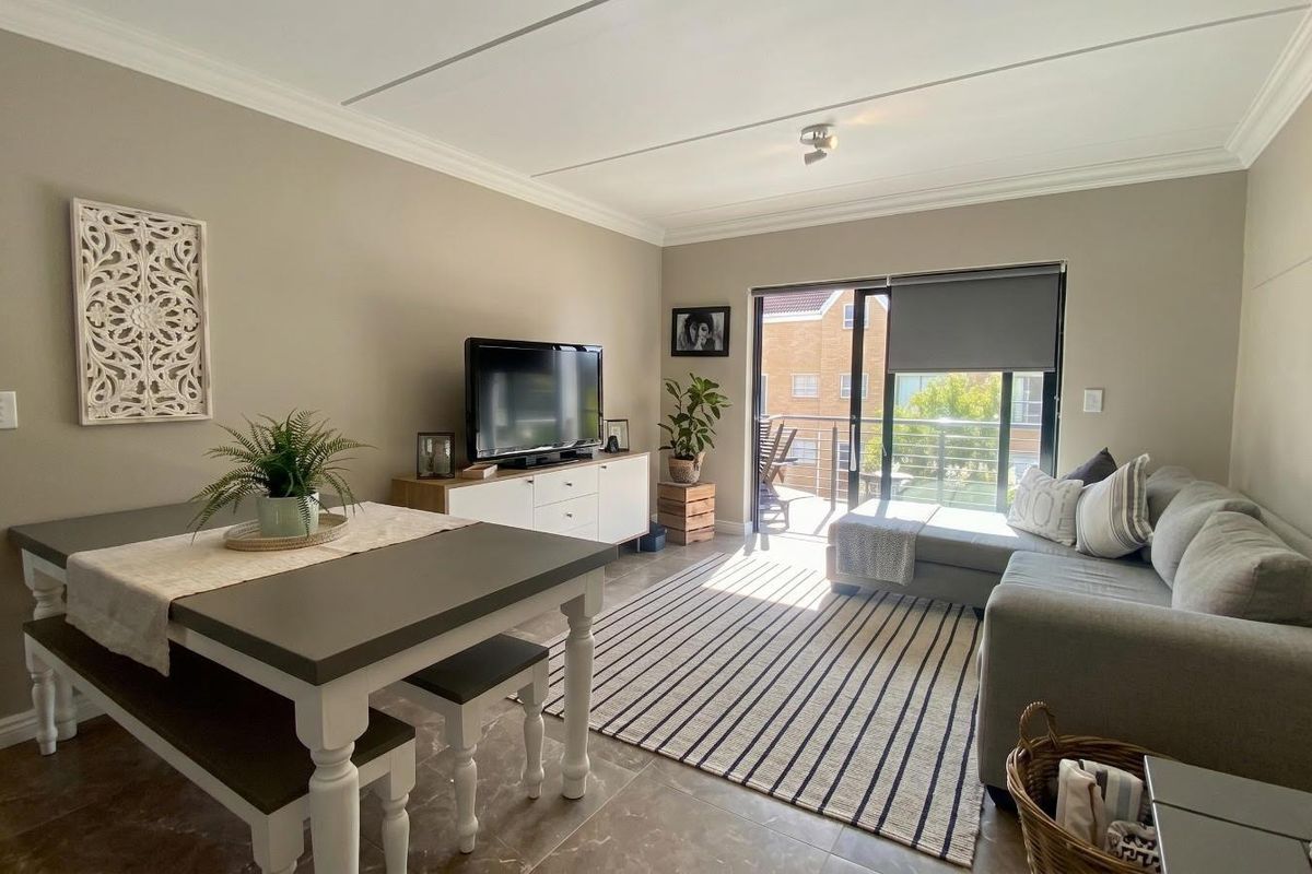 2 Bedroom, Off Street, Quiet Apartment - Photo 2