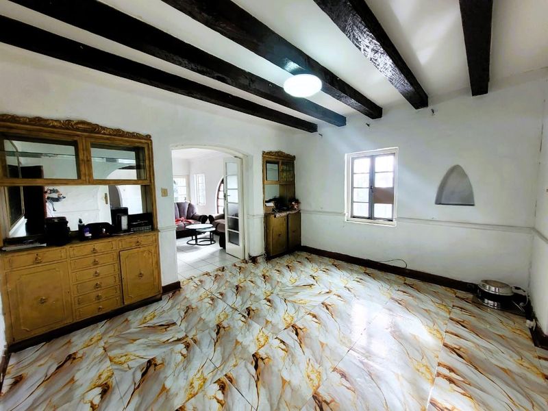 **Spacious Double Story Family Home in Upper Glenwood** - Photo 5