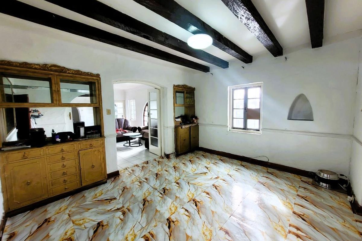 **Spacious Double Story Family Home in Upper Glenwood** - Photo 5