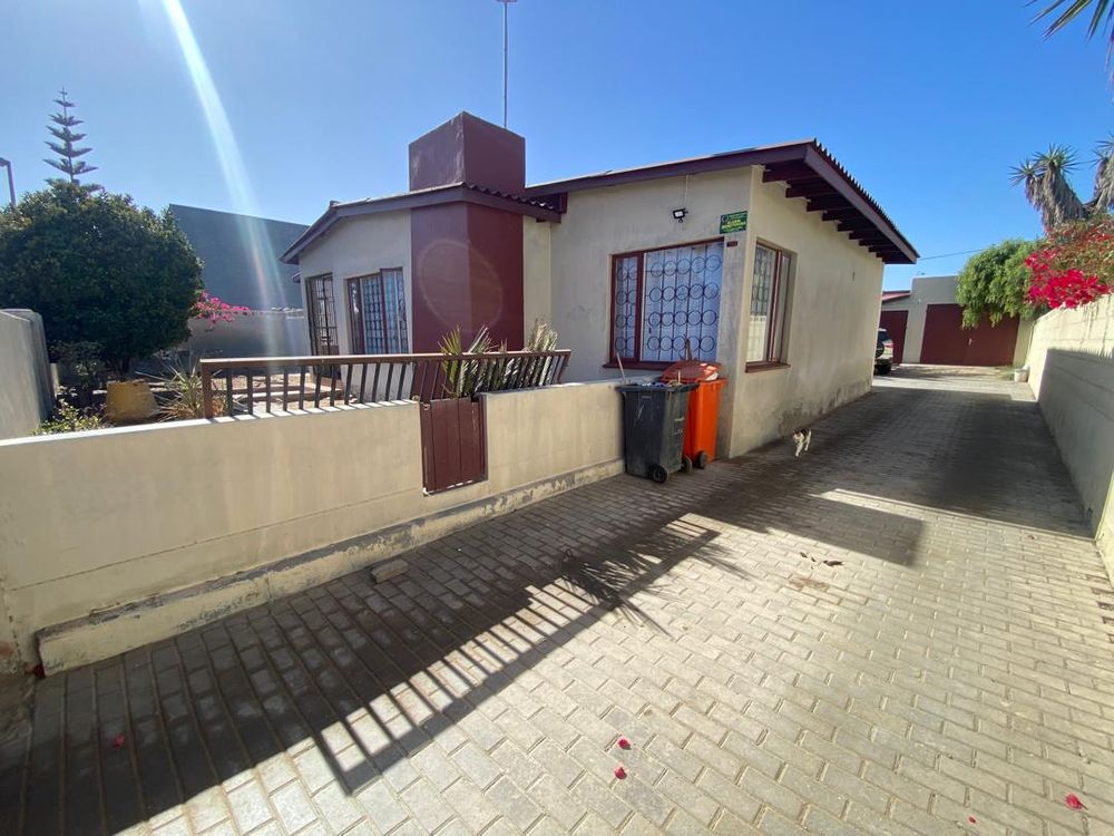 Driveway to the single garage