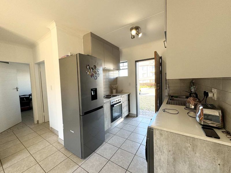 Modern 4-Bedroom Townhouse in Sagewood—Garden Oasis Awaits - Photo 5