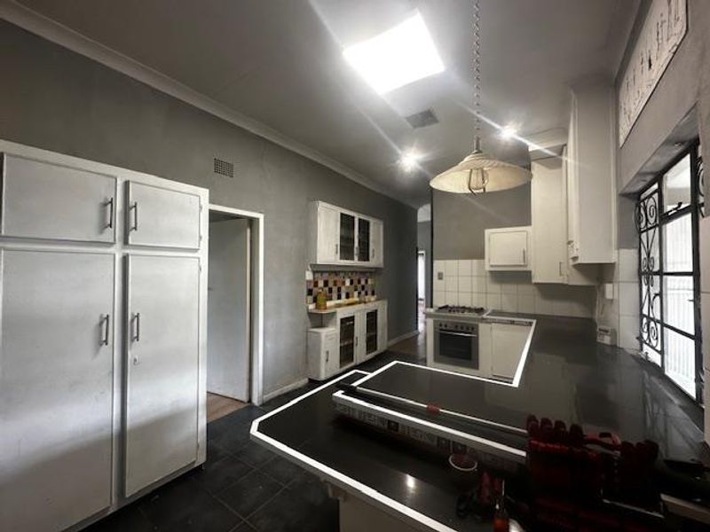 Family Home with Borehole & Flat - Photo 4