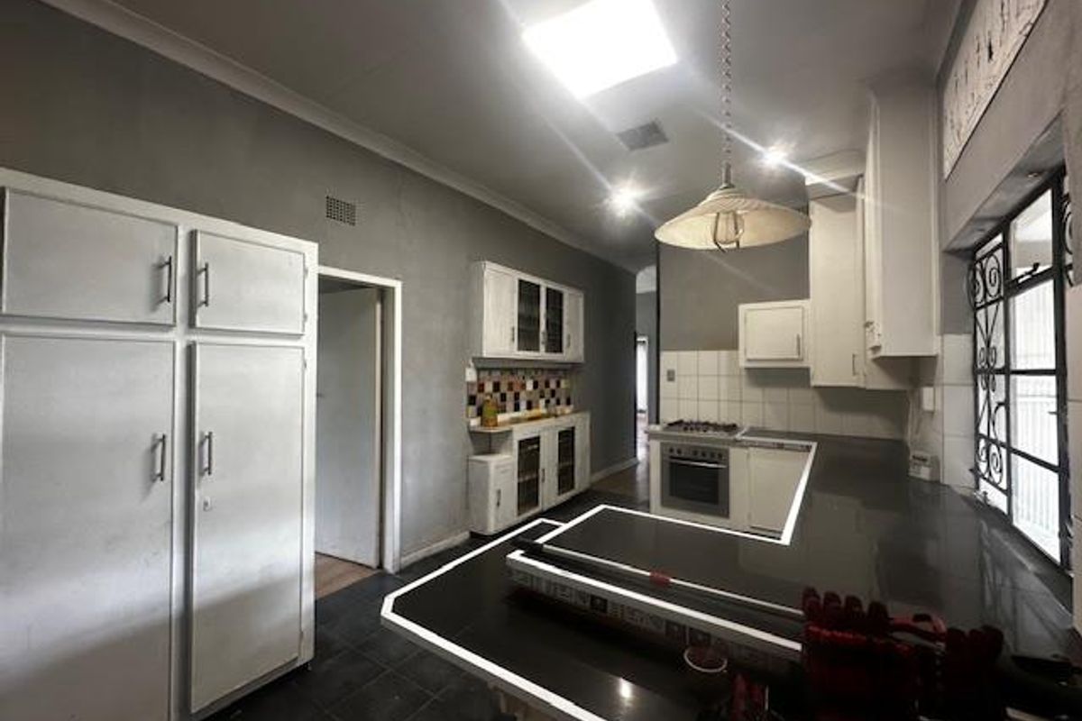 Family Home with Borehole & Flat - Photo 4