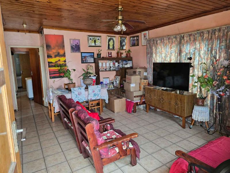 Charming 3-Bedroom Home with Spacious Yard - Photo 3