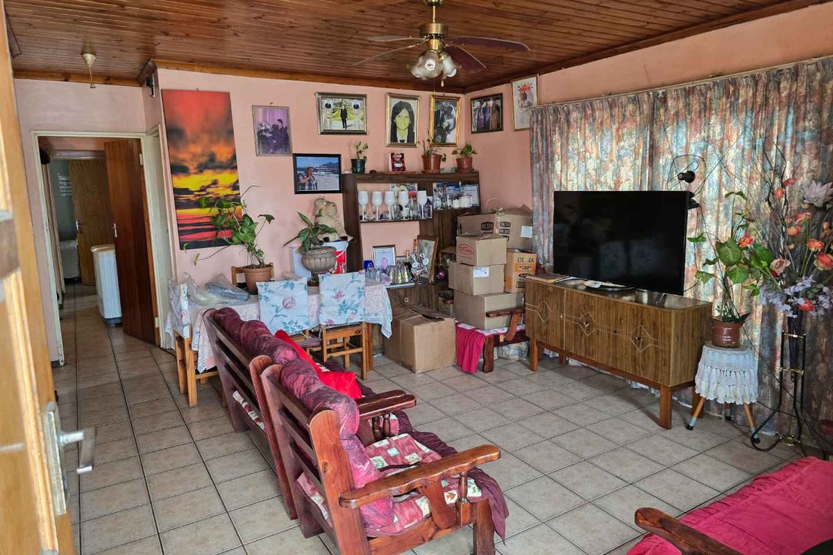 Charming 3-Bedroom Home with Spacious Yard - Photo 3