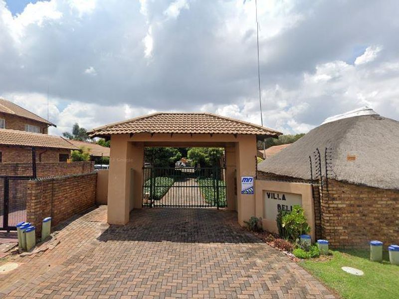 Charming 3 Bedroom Townhouse - Photo 1