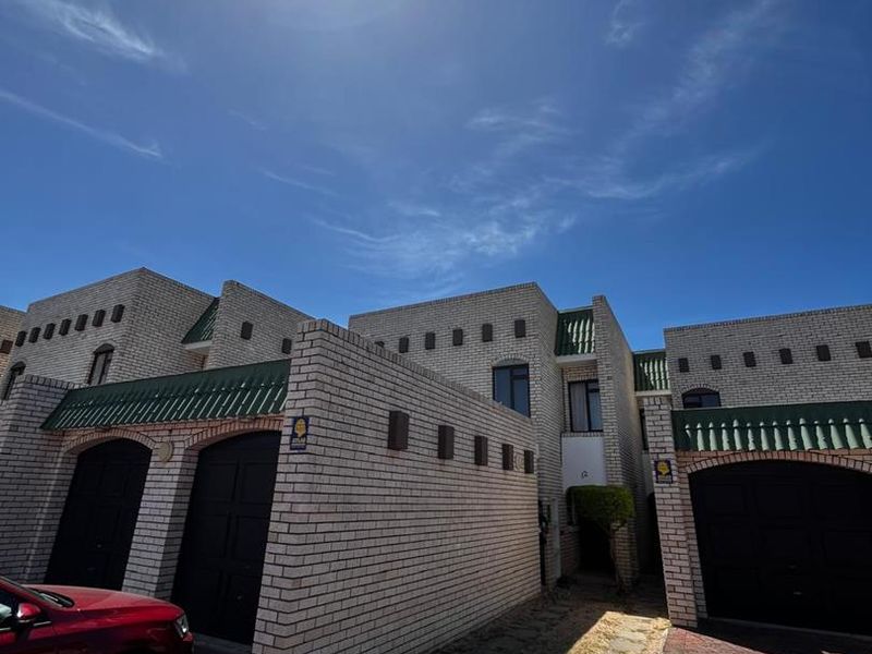 Immaculate 3-Bedroom Apartment - Photo 2