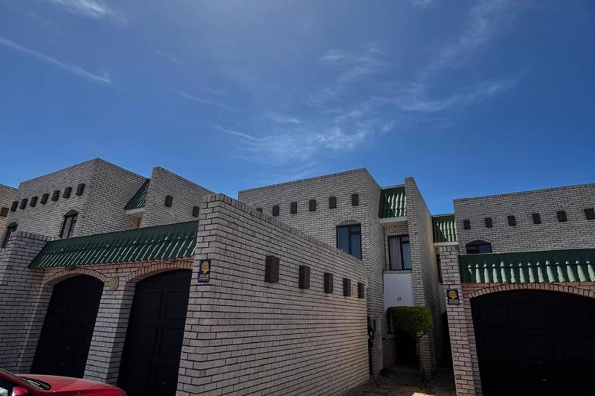 Immaculate 3-Bedroom Apartment - Photo 2