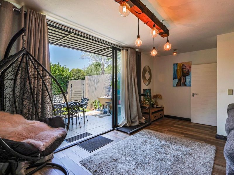 Modern 2 Bedroom Townhouse in Sought-After Lombardy Estate - Photo 8