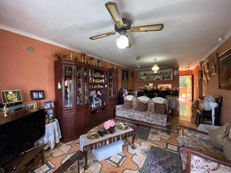 Stylish Freestanding Home in Newlands West – Tranquil Setting with Lush Gardens & Prime Convenience - Photo 8