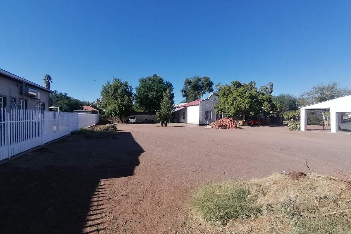 PERFECTLY LOCATED BUTCHERY WITH FLATLETS FOR SALE IN MARIENTAL – NAMIBA - Photo 3