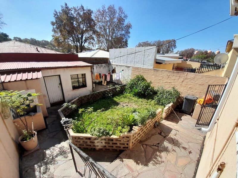 "Discover this contemporary residential property located in the lush surroundings of Bezuidenhout Valley, Johannesburg" - Photo 3