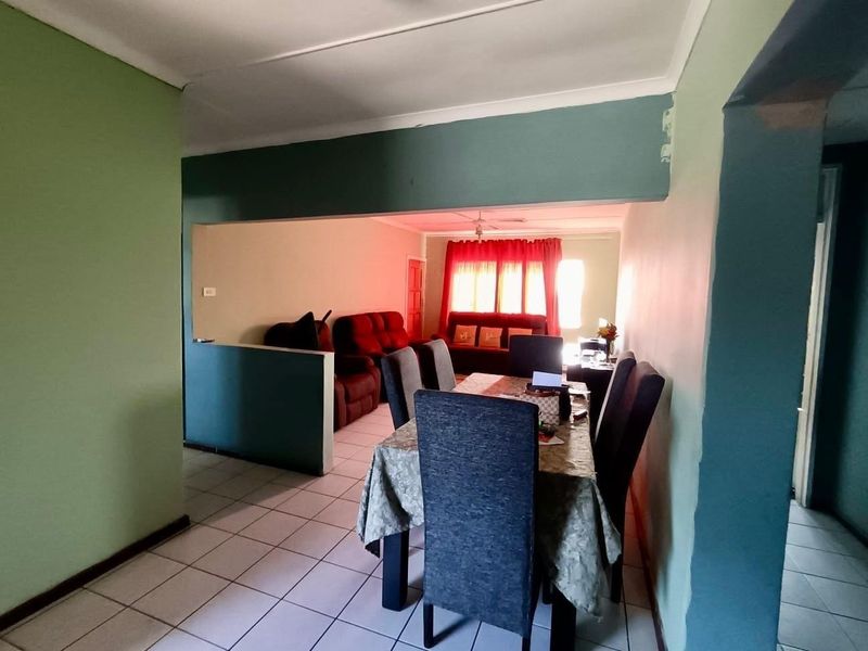 3 bedroom corner unit with a lock up garage in Montclair - Photo 3