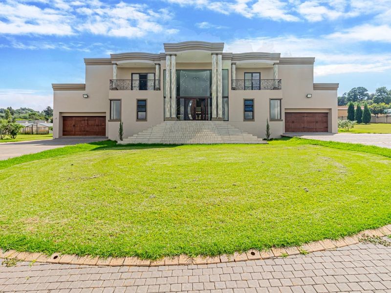 Luxurious 5-Bedroom Mansion for sale in Walkerville - Photo 2