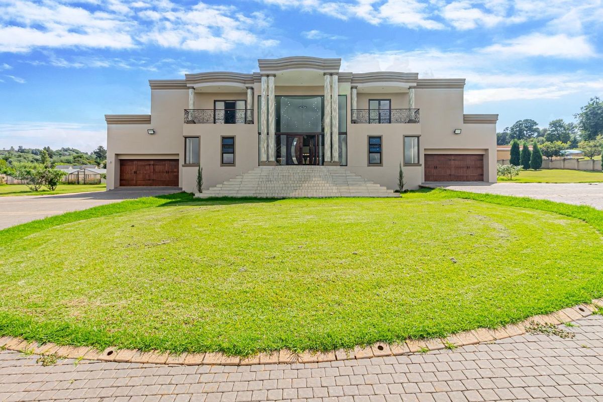 Luxurious 5-Bedroom Mansion for sale in Walkerville - Photo 2