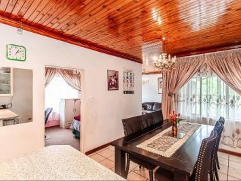 Lovely 3 Bedroom Family Home for Sale - Photo 7