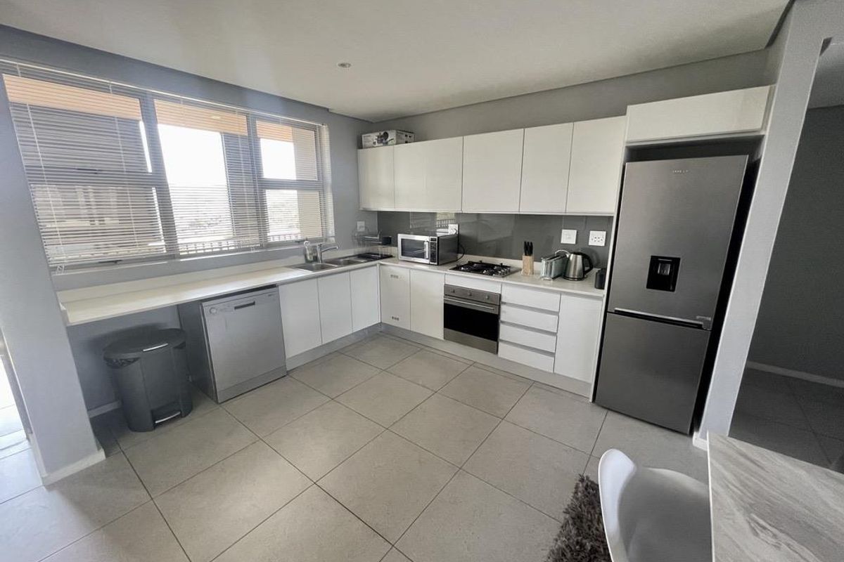 Hendra - Luxury 3 Bed, 3 Bath Apartment with Sea Views & Large Balcony - Photo 4