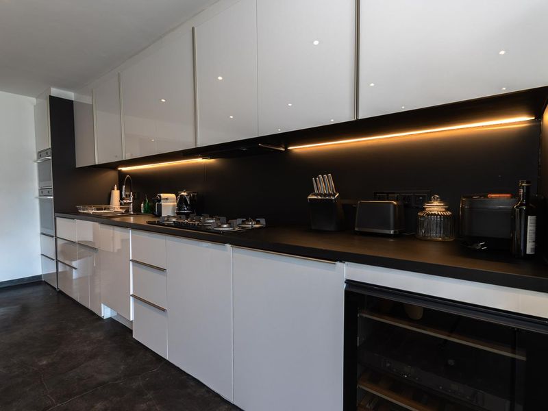 Stunning luxury penthouse to rent in the heart of the CBD - Photo 9