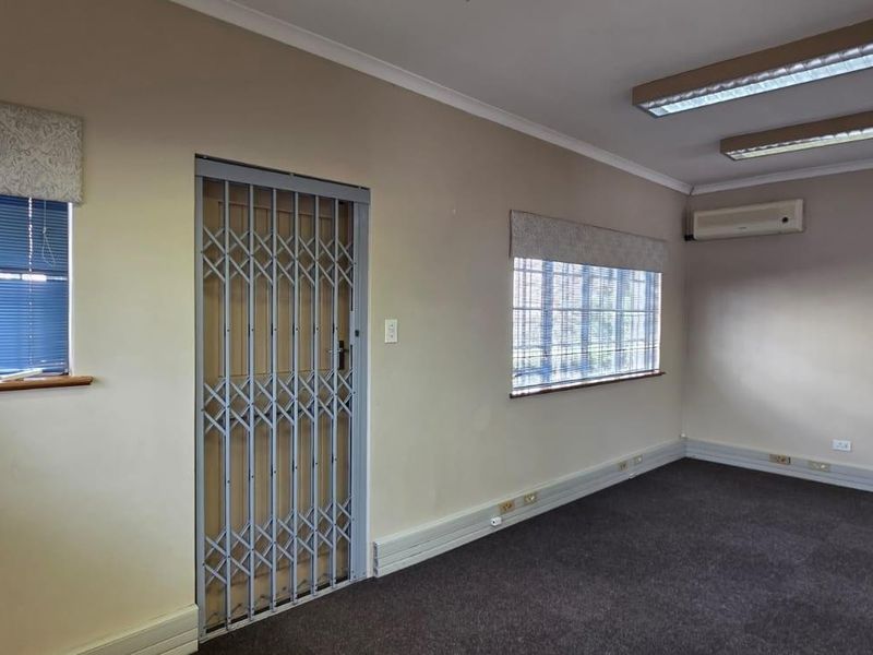 Commercial property for rent - Photo 6