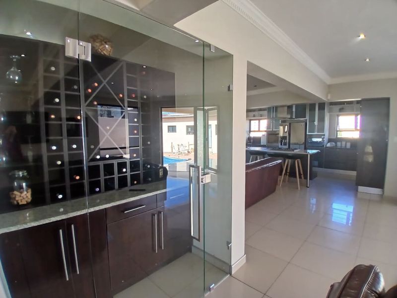 4-Bed Family Home - close to Private School - Photo 6