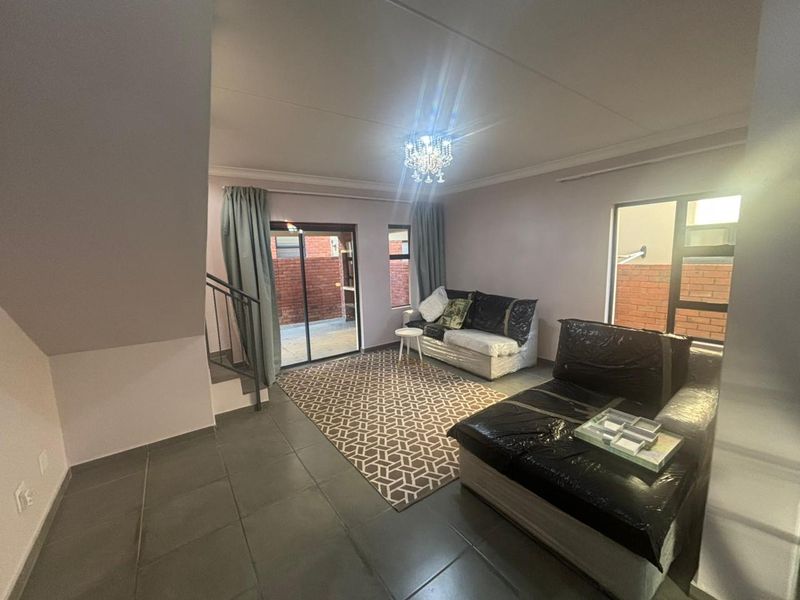 Stunning duplex unit in Olympus area. - Photo 3