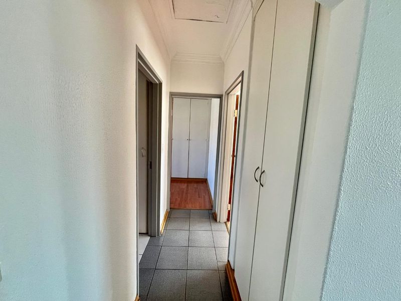 "Modern Two-Bedroom Flat Awaits: Secure, Stylish, and Move-In Ready - Photo 7