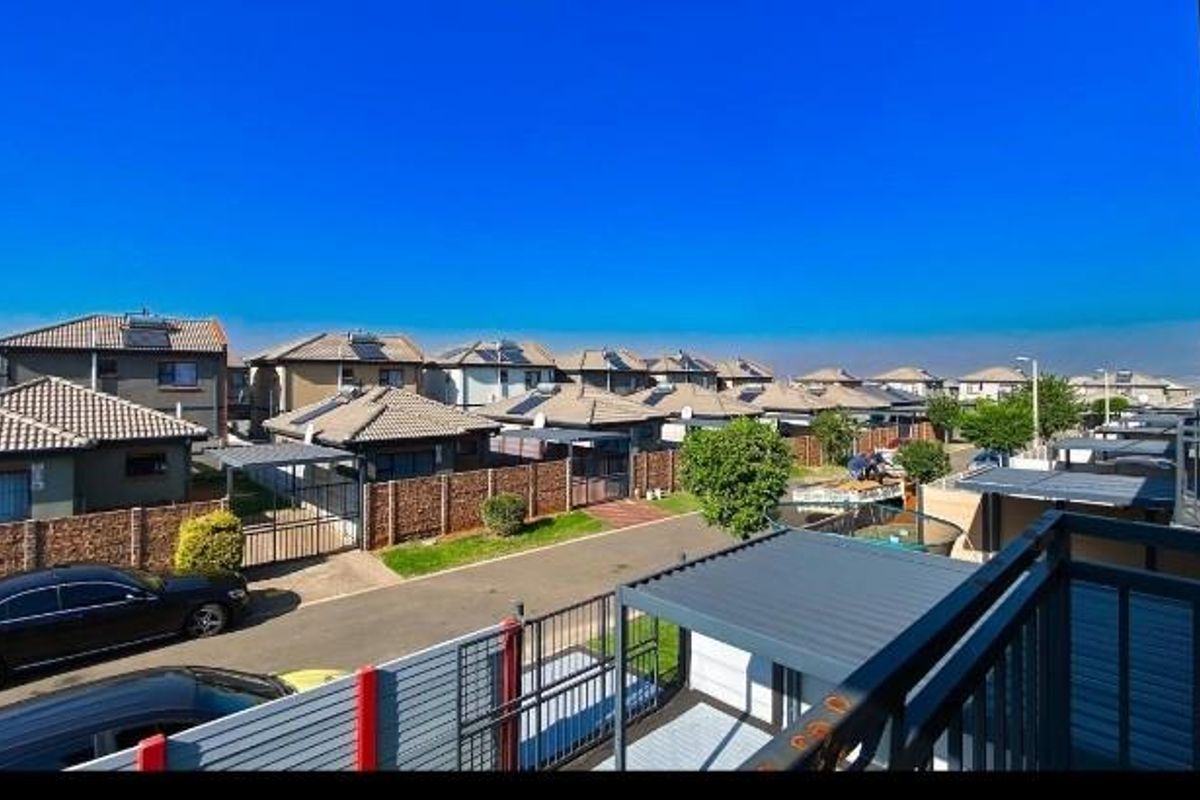 Modern Living at Its Finest - Photo 2