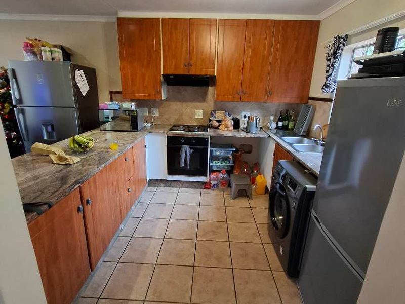 Stunning 3 Bedroom simplex - Photo 6