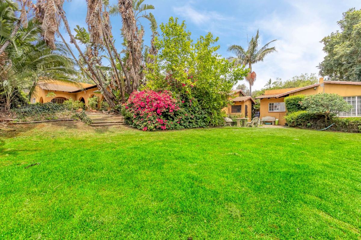 Peaceful Country Living: Two-Bedroom Home with Pool & Two One-Bedroom Cottages! - Photo 2