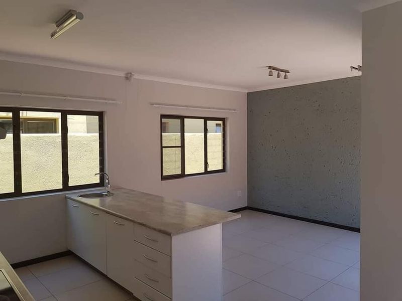 🏡 **Tuscan Elegance Awaits You in Camelthorn Estate!** 🌿 - Photo 2