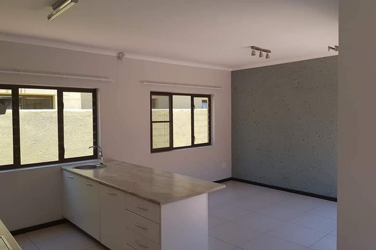 🏡 **Tuscan Elegance Awaits You in Camelthorn Estate!** 🌿 - Photo 2