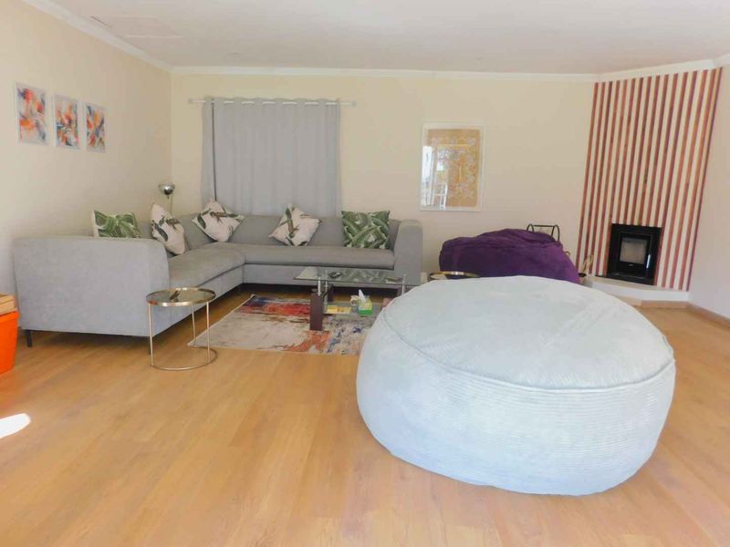 3 Bedroom, 2 1/2 bathroom home with a cottage - Photo 3
