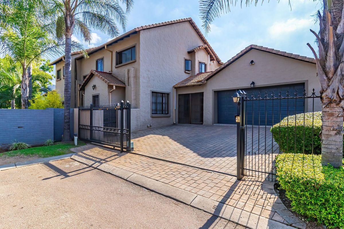 Stunning House In Rooihuiskraal Ext 22 - Photo 2