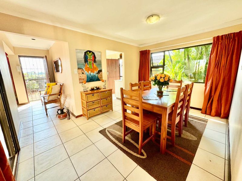 Brilliant Priced 3 Bed 2 Bath Home above road level in prime Sunningdale!! - Photo 10