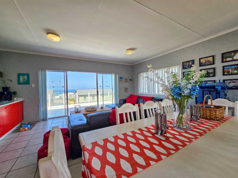 Four bedroom family home for sale in Jongensfontein. - Photo 9