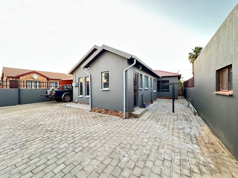 Newly Built Bachelor Unit to Rent – Danville Ext 8 – R4,000 pm - Photo 1