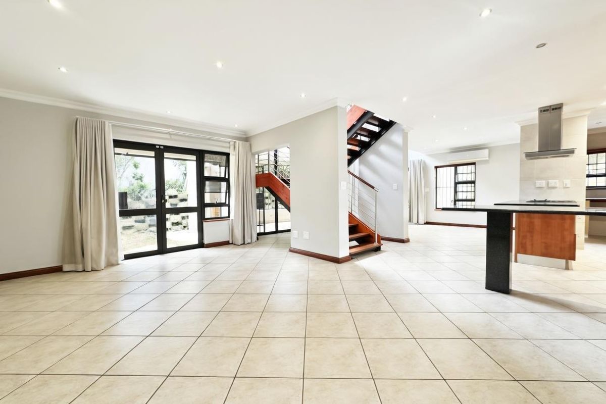 GORGEOUS 3 BEDROOM HOME FOR SALE IN THE HEART OF HYDE PARK - Photo 3
