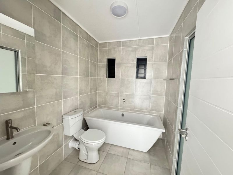 Modern Ground Floor Apartment with Private Garden - Photo 9
