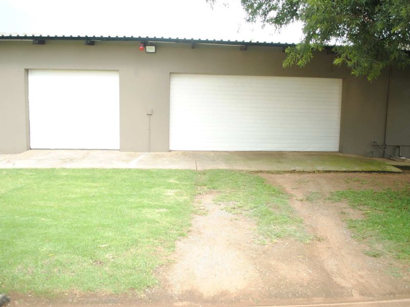 Lovely Family Home Spacious yard with pool fully Backup Generator and  6.7kva battery system - Photo 2