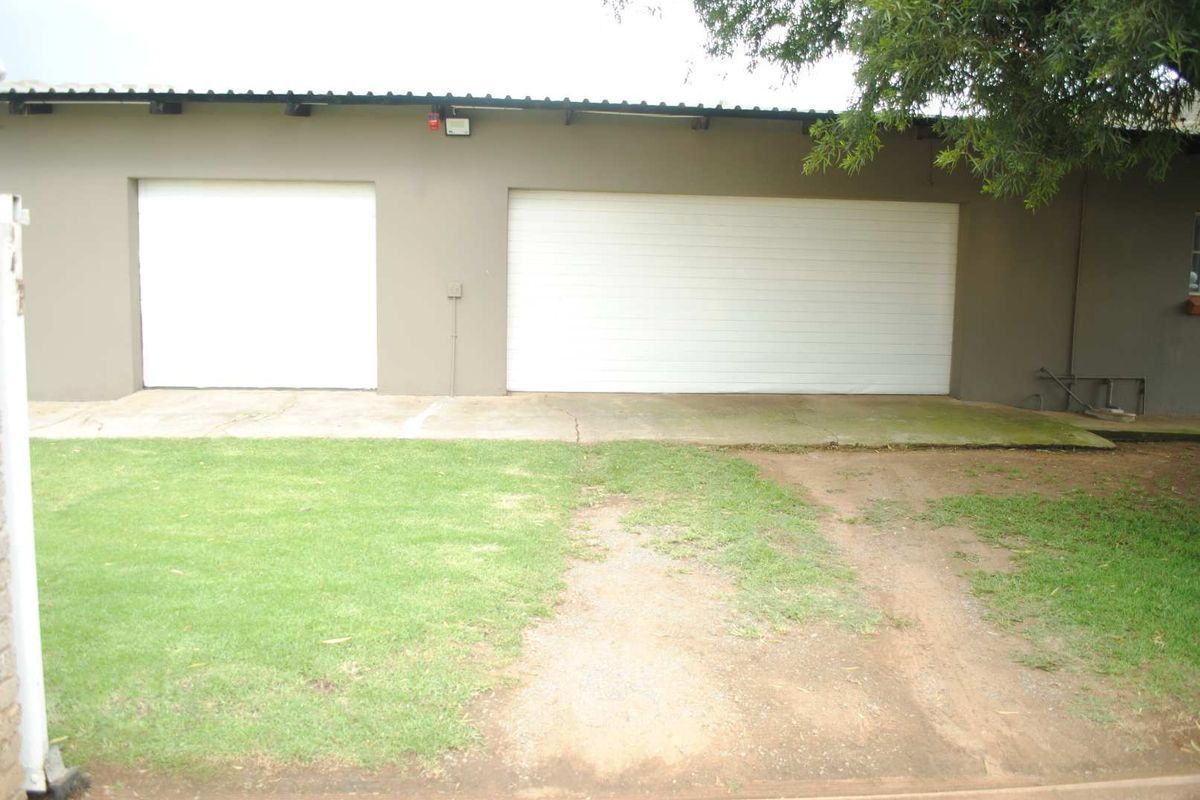 Lovely Family Home Spacious yard with pool fully Backup Generator and  6.7kva battery system - Photo 2