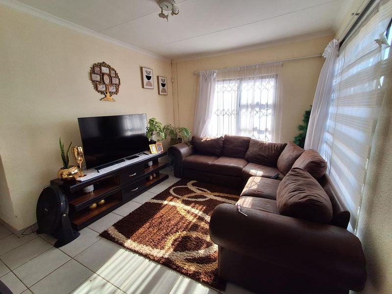 Modern 3-Bedroom Home with Double Garage, Open-Plan Living & Excellent Security - Photo 3