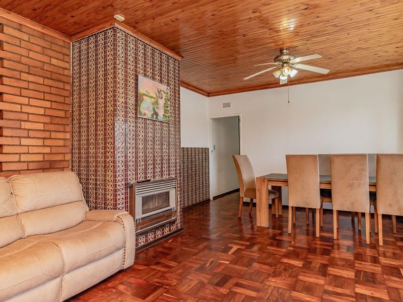Gorgeous 5 Bedroom home - Photo 6