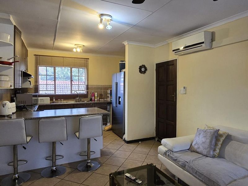 Spacious 2 Bedroom Apartment for Sale in Mooikloof Ridge - Photo 4