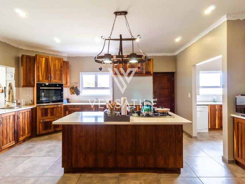 Expansive Living, Serene Setting - Photo 10