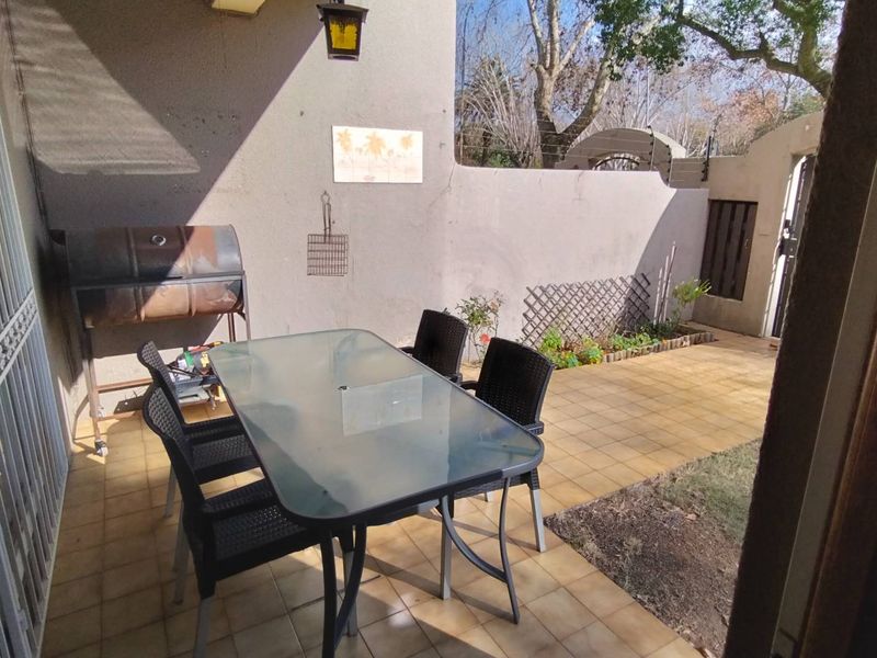 Double story spacious townhouse - Photo 6